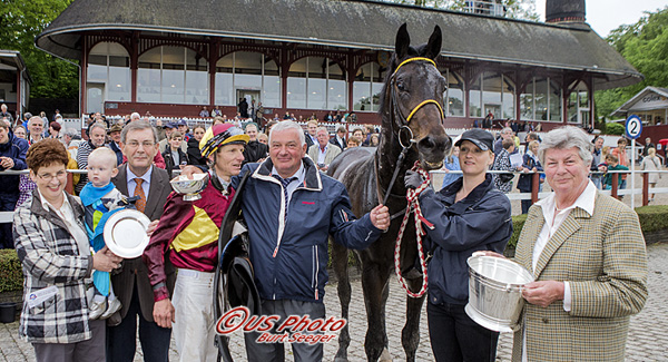 Holdet bag Falconet: hesteejer Lone Kaj Nielsen (yderst t.h.), opdrættere Jette og 
Søren Hjorth Jensen, Stutteri Hjortebo (yderst t.v) og makkerparret Jacob og Bent i midten med 2000 Guineas 
vinderen Falconet. Foto Burt Seeger