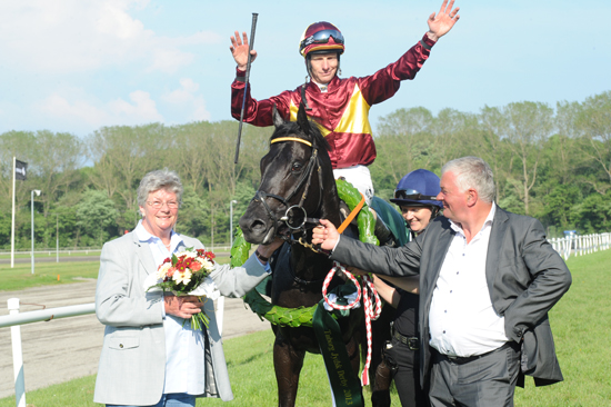 Triumf for trioen - hesteejer Lone Kaj-Nielsen, jockey Jacob Johansen og Bent Olsen som vindere af
Jydsk Derby 2013 med Smartinblack (IRE). Foto Ole Hindby Triumf for trioen - hesteejer Lone Kaj-Nielsen, jockey Jacob Johansen og Bent Olsen som vindere af
Jydsk Derby 2013 med Smartinblack (IRE). Foto Ole Hindby