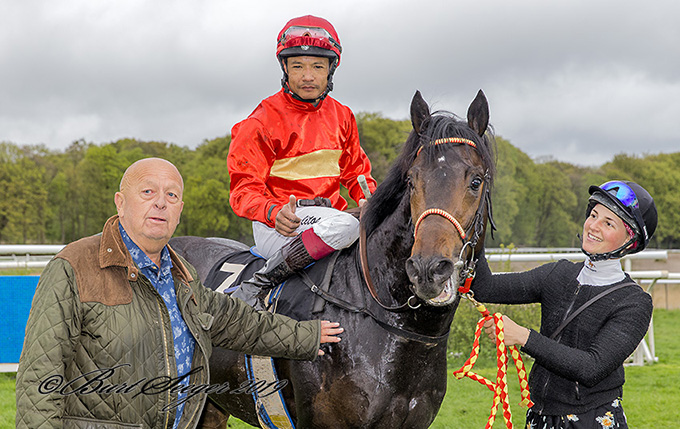 Stein Modahl modtager jockey Carlos Lopez og Lord Of Elsinore i vindercirklen, 27. april 2019. Foto Burt Seeger