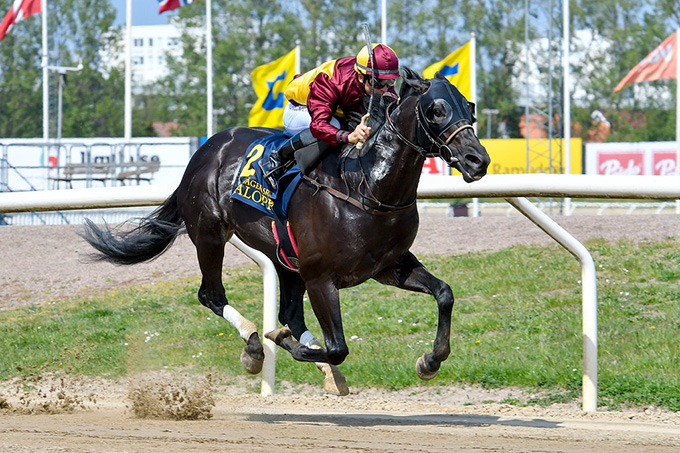 Ovenlegen sejr til No Comment (DEN) og jockey Elione Chaves, Jägersro, 19. maj 2019. Foto Stefan Olsson, Svensk Galopp