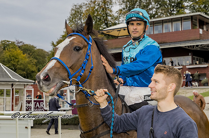 Tristan Torkdahl (USA) med jockey Elione Chaves efter hestens sejr på Klampenborg, 26. sep. 2020. Foto Burt Seeger