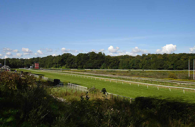 udsigt over Klampenborg Galopbane fra Bent Olsens stald. Dommertårnet i det fjerne er i dag delvis væk