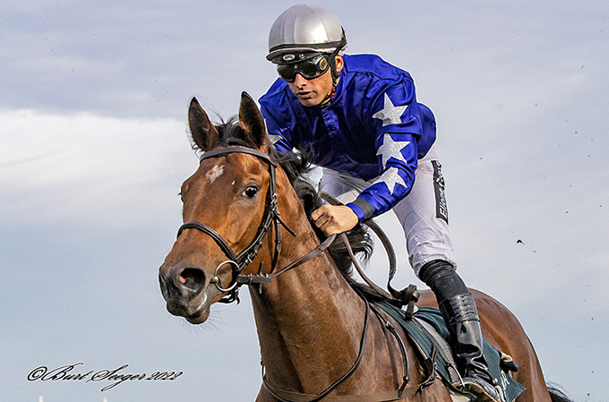 2-årige Good To Go (IRE), redet af jockey Elione Chaves, ses her på vej til sin maidensejr, lørdag den 29. oktober 2022. Foto Burt Seeger