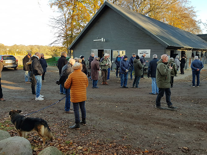Forventningsfulde andelshavere spejder efter ’babyen’, der om få øjeblikke kommer ind på scenen for at blive navngivet IMOLA. Champagnen stod klar. Foto Styles-OK