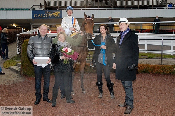 Marc Elsborg med familie har al 
	mulig grund til at smile. Her indfanget under søndagens sejrsceremoni på Täby Galoppbane, Stockholm. Marc yderst til højre