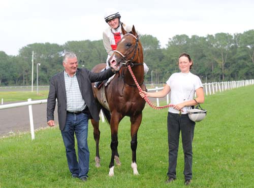 Reggae Dancer efter sejr i Beslagsmed Erik Groves Ærespræmie over 1550 meter. Lea red et perfekt løb. Foto Ole Hindby