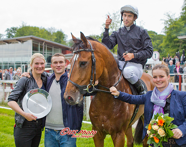 Rasmus Olsen med Lea Olsen (t.v.), jockey Rafael Schistl og Christina Pedersen