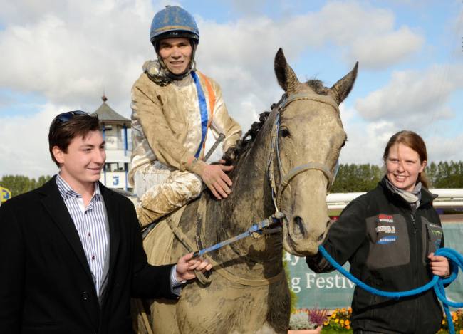 I tilgift til sejren fik Curtain Patch et gratis mudderbad i den regnvåde bane på 
Jägersro. Jockeylærling Marcos Robaldo slår endnu engang sit navn fast som en talentfuld rytter. Ejer Marc Elsborg
og Susanne Springer flankerer. Foto Staffan Olsson, Svensk Galopp.