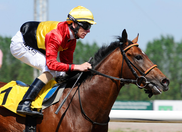 en af staldens nye stjerner East Meets West (IRE) imponerer i Dantelöpning på Jägersro. 
Jockey Jacob Johansen stod bag pragtopvisningen. Foto: Stefan Olsson, Svensk Galopp