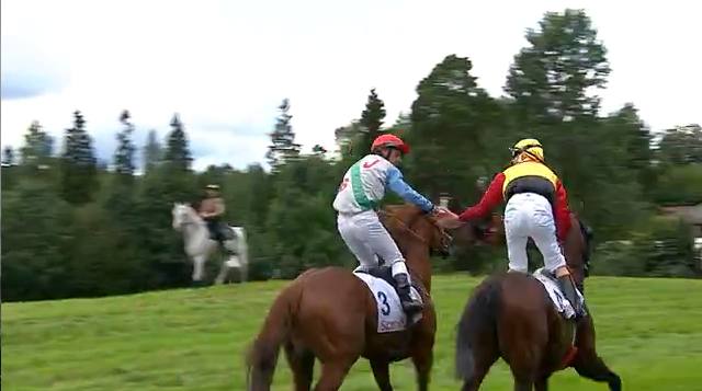 Tak til Øvrevoll Galoppbane for en spændende Derbydag 2012. Stalden deltog i syv af  dagens tolv løb, 
	og var med fremme i fem løb. På billedet ser vi Jacob Johansen (th) på East Meets West, som opnåede 
	en andenplads. Foto: Norsk Rikstoto, printscreen