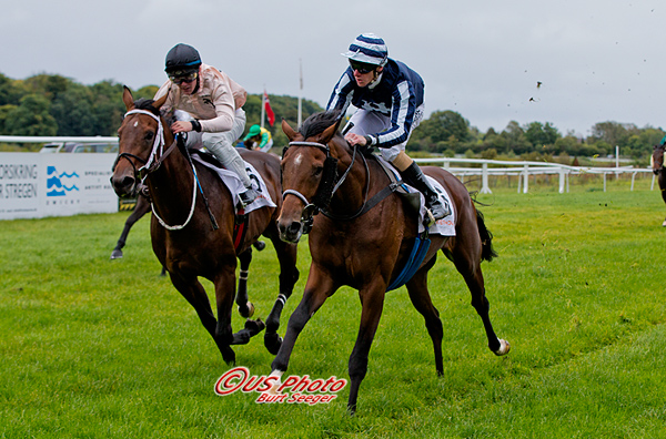 2-årige Fair Quest med jockey Jacob Johansen er vinder af dagens første løb for 2-årige, lørdag den 22. september 2012