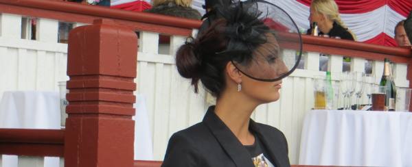 Store Derbyhatte var i anledning af det regnfulde vejr skiftet ud med små, elegante udgaver.Foto Ok-Styles