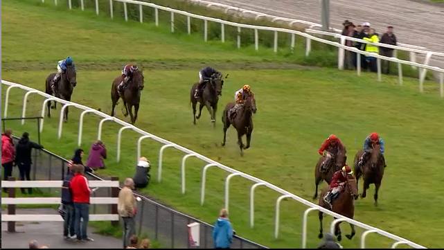 Jockey Jacob Johansen fik et veldisponeret og elegant ridt med Jubilance (IRE). 
 Hingsten førte fra start til mål. Foto: printscreen Norsk Rikstoto