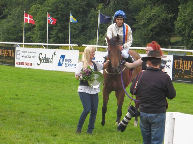Karakorun med jockeylærling Marcos Robaldo sejrer for anden gang på superkort distance. Foto Styles-Ok.