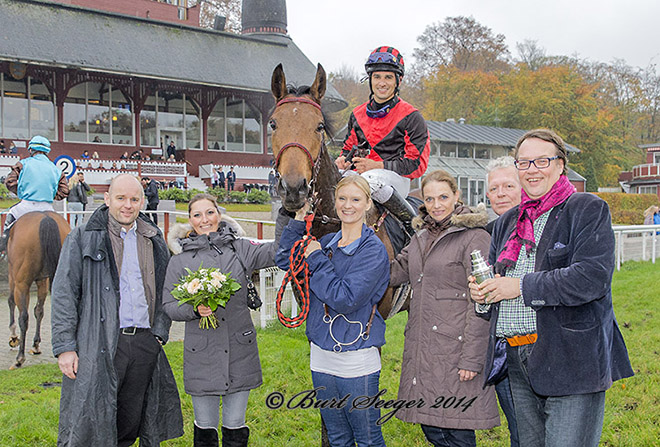 Call Of Duty med jockey Elione Chaves og ejerkredsen Squires Racing lørdag den 25. oktober 2014 på Klampenborg Galopbane. Foto Burt Seeger