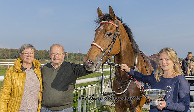 Opdrætter og dyrlæge Berner Olsen med hustru, medejer
af Exquest, i vindercirklen lørdag den 11. oktober 2014. Foto Burt Seeger