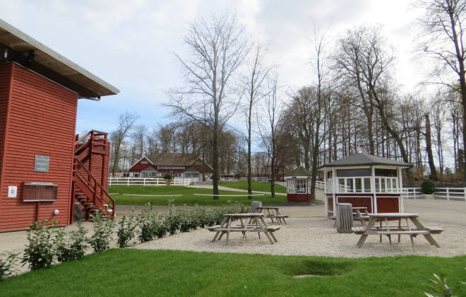 Klampenborg Galopbane april 2014 med paddock og vægten i baggrunden