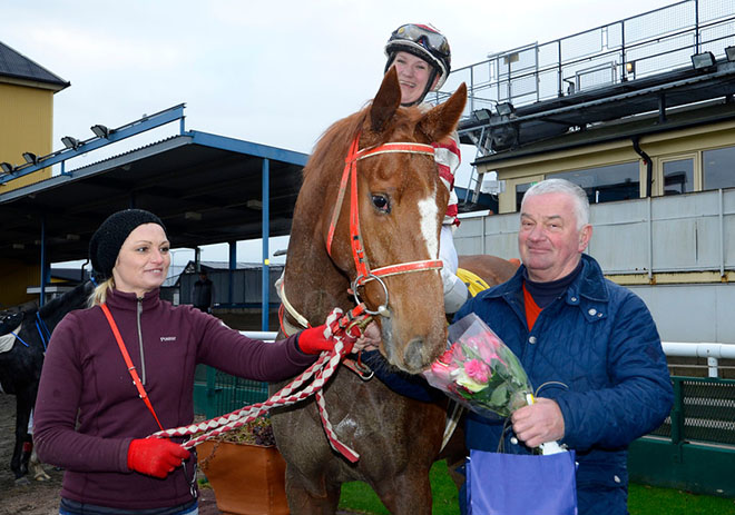 For anden gang i 2014 ses 3-årige Papa Bear i vindercirklen. Denne gang  med Lea Olsen på Jägersro Galopbane . Foto Stefan Olsson, Svensk Galopp