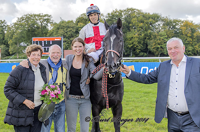 Smokey Storm med jockey Marcos Robaldo og Stald St. George v/ Jens Haugaard på vej ind i vindercirkelen.  Det er anden gang det sker i 2014