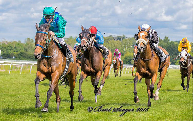Ametyst, redet af jockey Manuel Santos, sejrer i Dansk Breeders Cup Consolation 20. juni 2015. Foto Burt Seeger