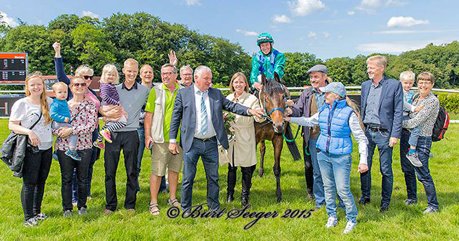 Ametyst's ejer og opdrætter Marianne Pedersen med sejr i Dansk Breeders Cup Consolation 20. juni 2015. Foto Burt Seeger