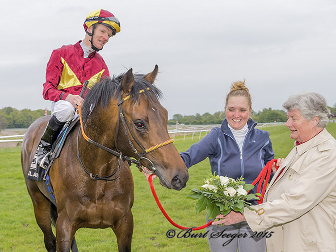 Ejer Lone Kaj-Nielsen med jockey Jacob Johansen på Brownie (FR) efter sejren. Foto Burt Seeger