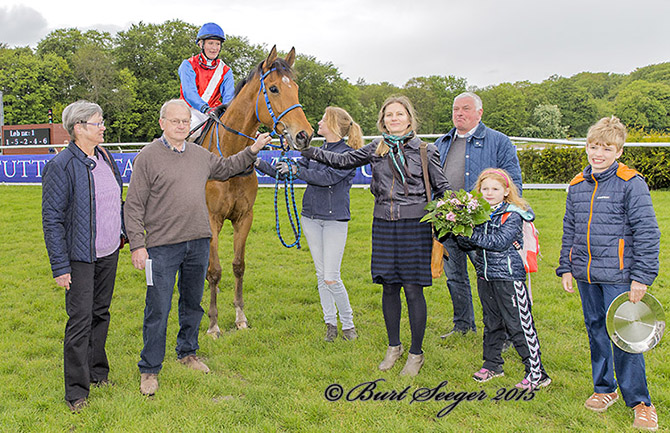Amatørjockey Lea Olsen og Exquest (DEN) foran vindercirklen med
	ejerne Ervolders og Berner Olsen. Foto Burt Seeger