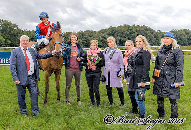 Exquest med ejere, jockey Rafael De Oliveira og 
træner på  vej ind i vindercirklen søndag den 6. september 2015. Foto Burt Seeger