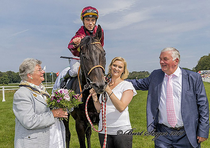 Ejer Lone Kaj-Nielsen
	modtager Falconet og jockey Rafael De Oliveira efter sejr i Härkila Pokalløb (L). Foto Burt Seeger