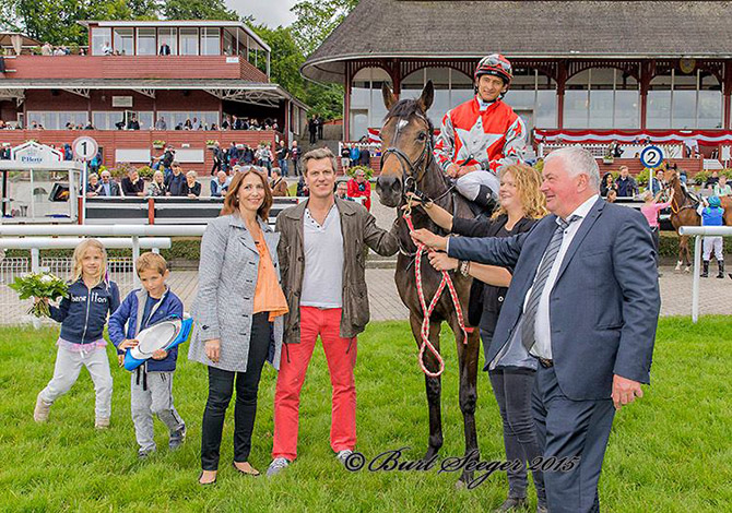 Repræsentatner for den svenske ejerkreds Rolenca AB, Akinita Group & Sameliste 03 modtager Golden Bay (FR) foran vindercirklen efter hestens
	første sejr som 3 årig. Foto Burt Seeger