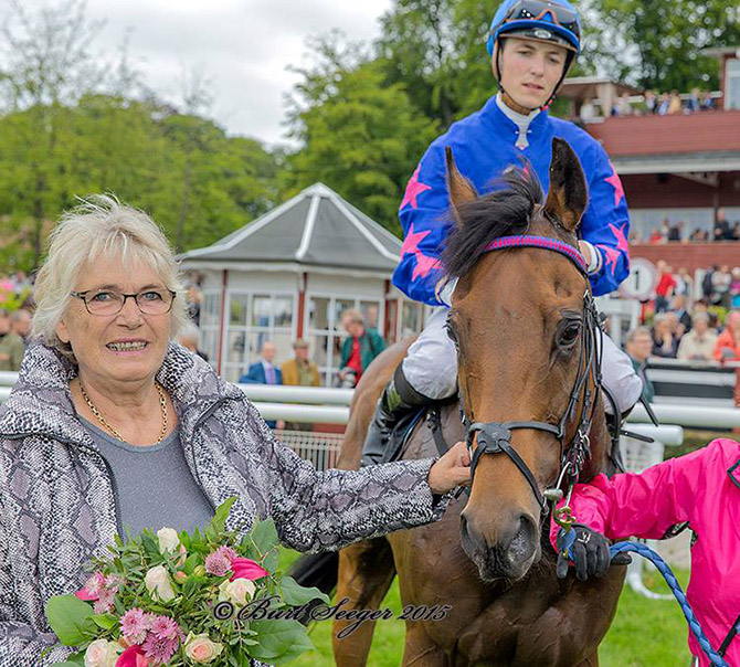 Christiansen Racing v/ Lene Christiansen modtager Goldstep (IRE) og jockeylærling Kevin Stott på vej ind vindercirklen, lørdag
	den 28. juni på Klampenborg Galopbane