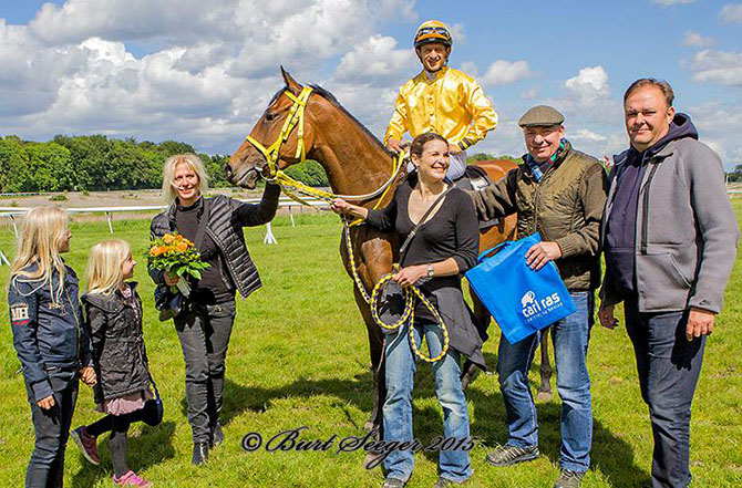 Hattrick (SWE) med jockey Rafael De Oliveira sejrer i 3 Års Maidenserien, og modtages af ejerne fra Glæsner Racing. Foto Burt Seeger