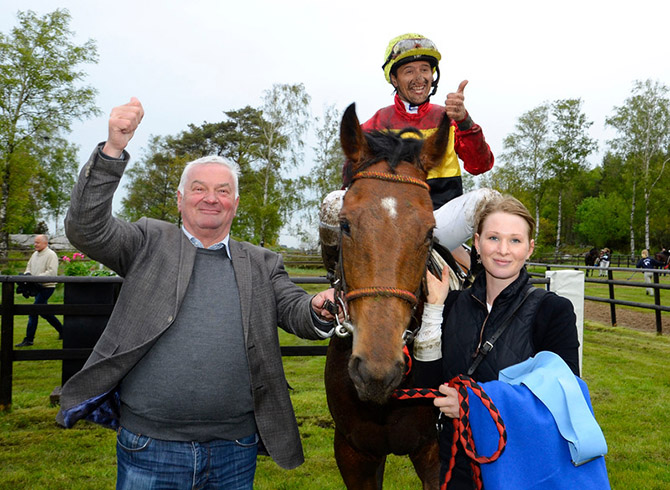 Et stolt team med jockey Rafael De Oliveira, Bent Olsen og Isabelle Lind sammen med dagens heltinde Hoku (IRE). Foto Stefan Olsson Svensk Galopp