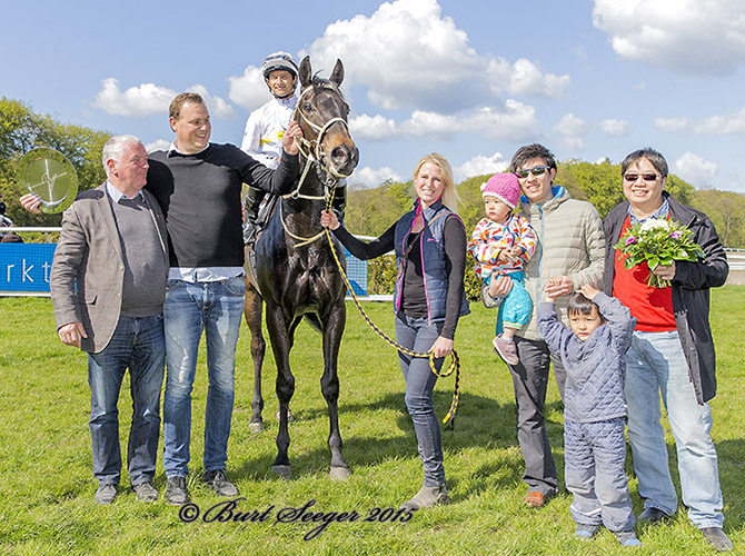 Ejerne bag Hongkong Dragon, stald Kjems Racing og Stald Hong Kong, ses her	i vindercirklen