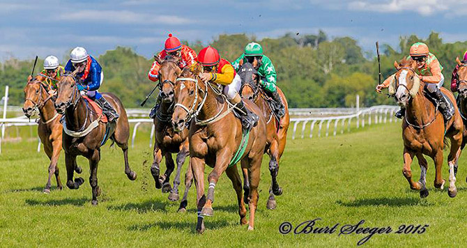 Hongkong Empress, redet af Rafael De Oliveira, sejrer i 3 Års Maidenserien, lørdag den 20. juni 2015. Foto Burt Seeger