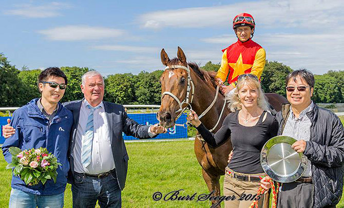 Ejer Stald Hong Kong tager imod 3-årige Hongkong Empress, redet af jockey Rafael De Oliveira, foran vindercirklen lørdag den 20. juni 2015. Foto Burt Seeger