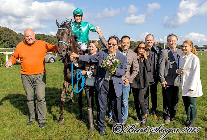 Ejerkredsen bag Hongkong Paradigm NVA Racing og Stald Hong Kong er for tredje gang i vindercirklen i Hongkong Paradigm's femte start. 
	Foto Burt Seeger