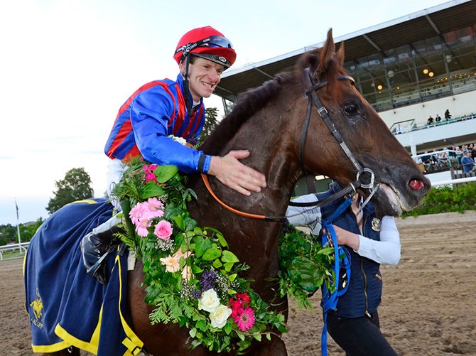 Lykken i galopsporten kan være kortvarig. Her ses jockey Jacob Johansen som storløbsvinder på ryggen af Hurricane Red tirsdag den 9. juni. 
	Dagen efter er Jacob udsat for en ulykke på Jägersro Galoppbane med frakturbrud på hoften. Vi ser frem til snarest at få topjockeyen tilbage
	i sporten. Foto Stefan Olsson, svensk galopp