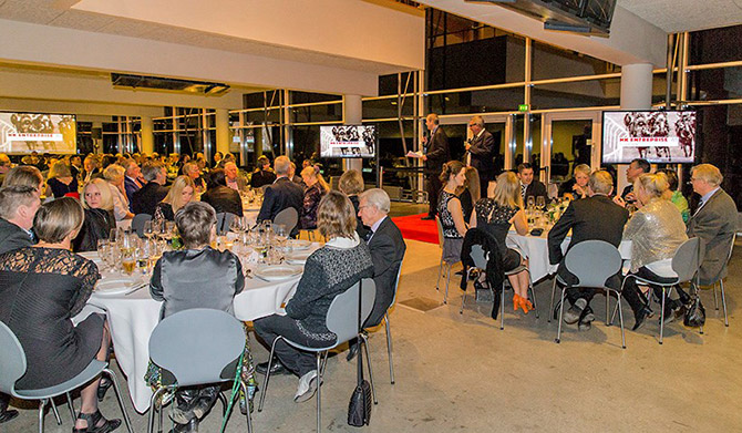 Festklædt publikum følger prisuddelingen under Klampenborg Awards 2014. Foto: Burg Seeger