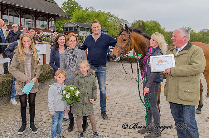 Ejerne Milo Racing og Kjems Racing i 
	vindercirklen. Foto Burt Seeger