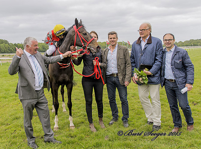 Ejerne af Manacor, svenske Rolenca, Akinita Group og Pal Managemen, stiller fornøjet op til
	til fotografering foran vindercirklen - for sjette gang. Foto Burt Seeger