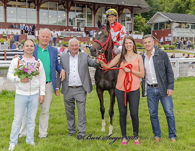 Et velkendt syn med de svenske ejere Rolenca, Akinita Group o PAL Managemen i vindercirklen. Denne gang efter Manacors sejr i
		Hellerup Finans Derby Trial Stakes på Klampenborg Galopbane lørdag den 11. juli 2015. Foto: Burt Seeger