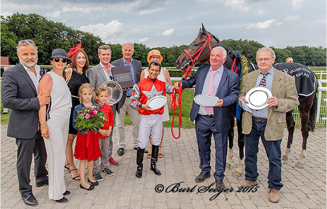 Alle bag Manacor's succes  som vinder af Dansk Derby 2015 i vindercirklen. 
	Ejerne svenske Rolenca AB, Akinita Group og PAL Managemen. Opdrætter dyrlæge Berner Olsen. Jockey Rafael De Oliveira og træner Bent Olsen