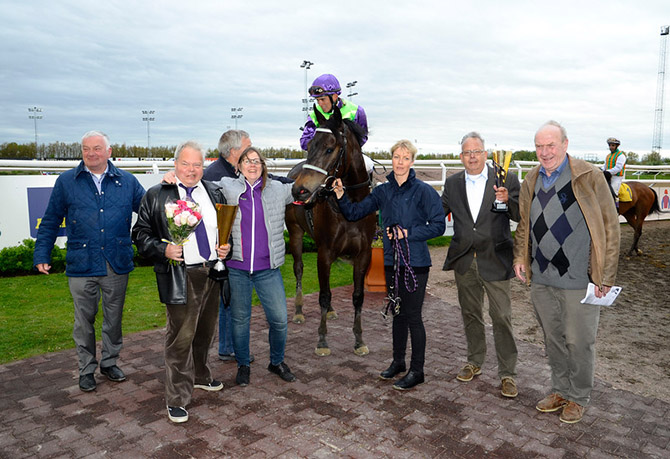 Stald KTAS med Miss Phone Girl i
	vindercirklen. Foto Stefan Olsson, svensk galopp