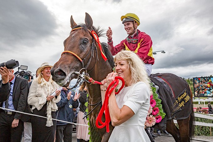 Brownie (GB) med jockey Oliver Wilson vinder Gruppe 3 løbet i Marit Sveaas Minneløp, Øvrevoll Galoppbane, 28. august 2016. Foto Hestesportens Bildearkiv