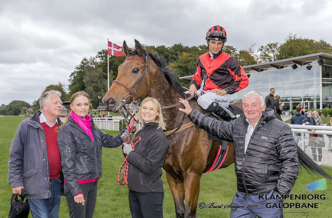 Call Of Duty og jockey Elione Chaves i vindercirklen efter sejr i Tortue Efterårshandicap lørdag den 8. oktober 2016. Fra venstre Ole Henrik Sørensen,
Kirsten Juncher, Charlotte Berland Larsen, Elione Chaves og Bent Olsen tager imod Call Of Duty. Foto Burt Seeger 