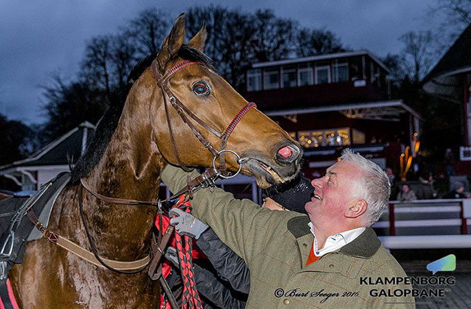 Bent Olsen forsvarede sit trænerchampionat på Klampenborg Galopbane. Her hilsen han på Call Of Duty efter hestens sejr i årets sidste løb på Klampenborg Galopbane. Foto Burt Seeger