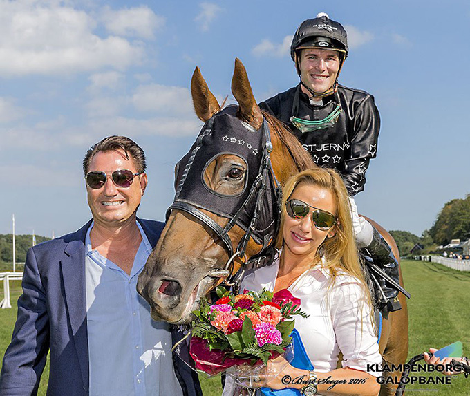 Ejere Alice Weiste og John Christensen 
tager imod De Fem Stjerner og jockey Oliver Wilson