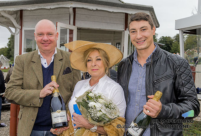 Opdrætter Marc Elsborg og Laila Jeppesen modtager
ærespræmie udsat og overrakt  af Tom Glæsner, en flaske Taittinger Champagne. Foto Burt Seeger