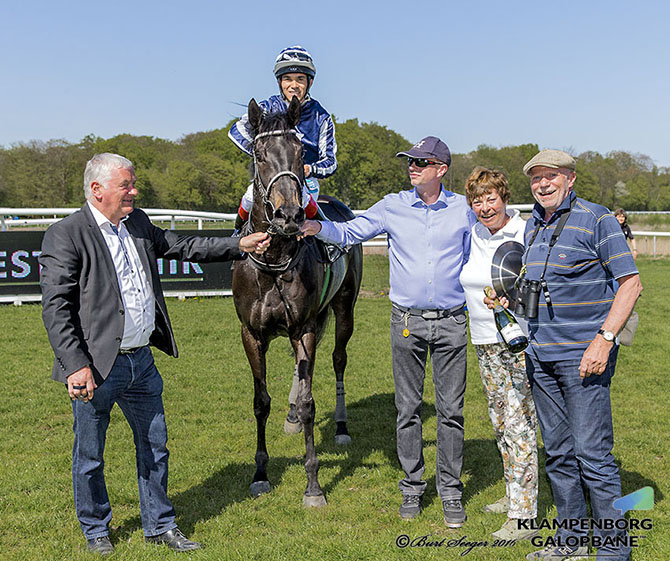 Familien Jens Haugaard tager imod Elektra Art (IRE) og jockey Marcos Robaldo. Foto: Burt Seeger